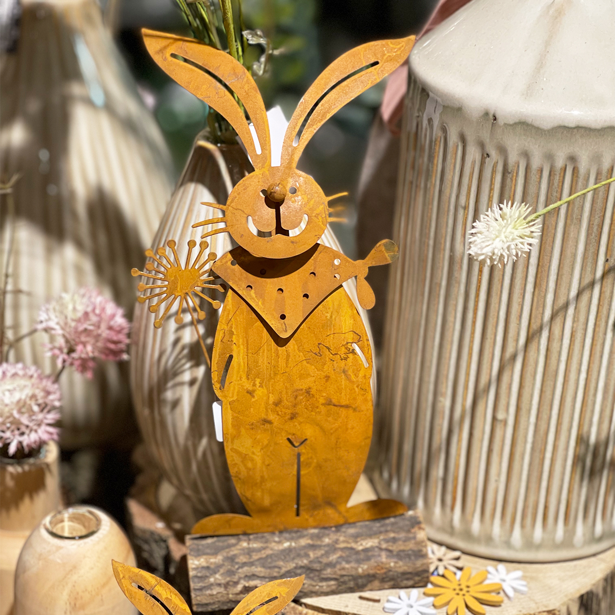 Deko Hase auf Baumstamm, Rost, 33cm