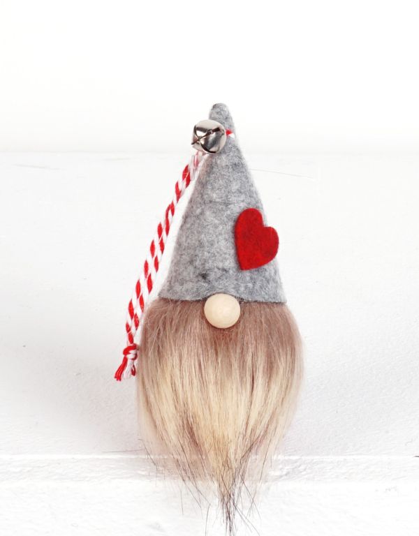 Wichtel "Peter", 9cm, graue Filzmütze, zum Hängen