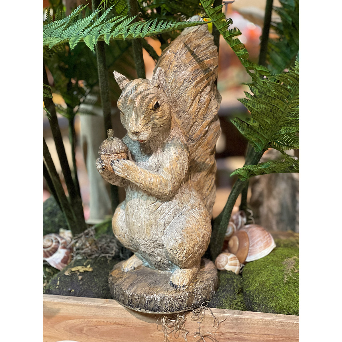 Deko Eichhörchen mit Eichel, Eichhörnchen in Holzoptik, 33cm, Resin