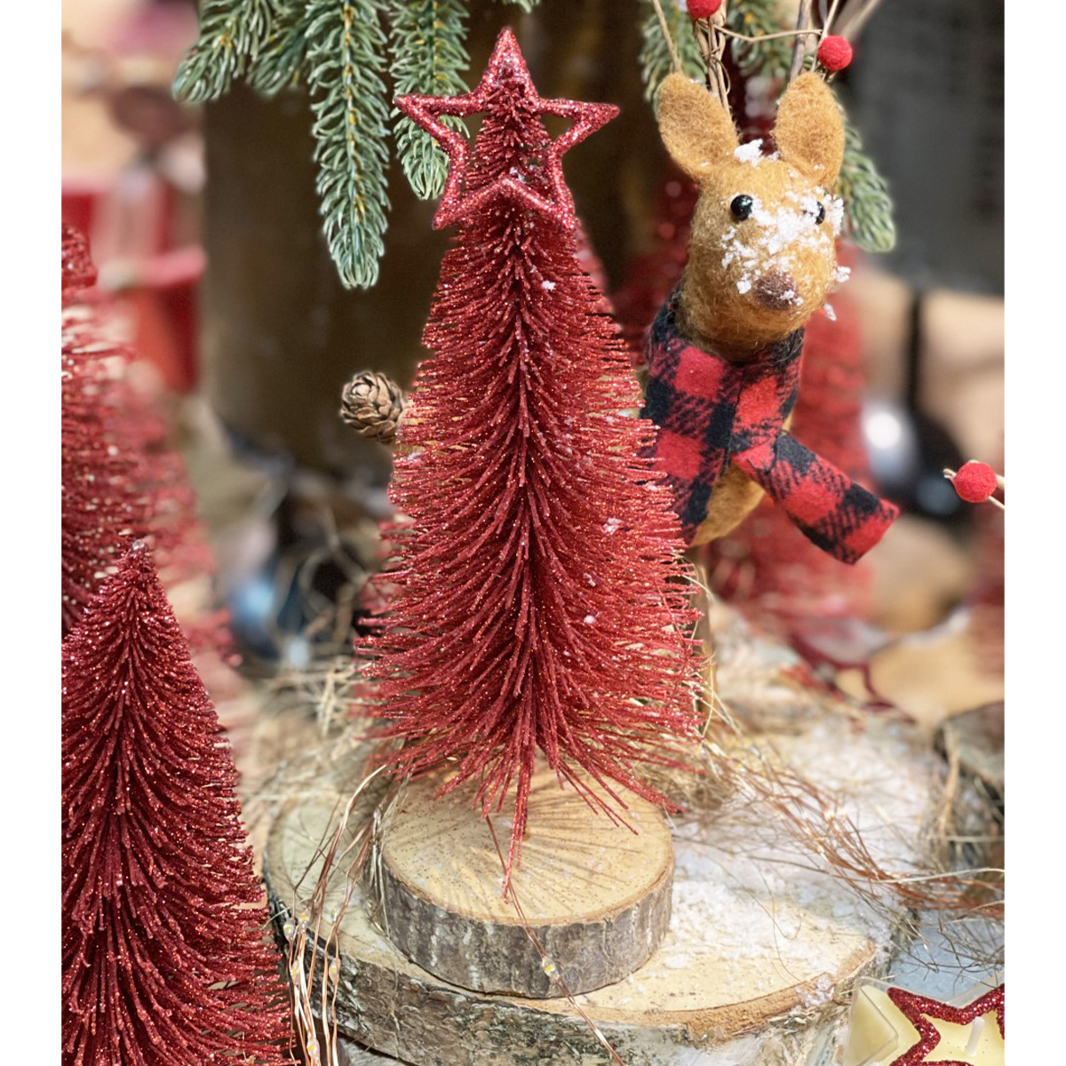 Deko Tannenbaum, roter Tannenbaum mit Glimmer, auf Holzsockel, 26cm