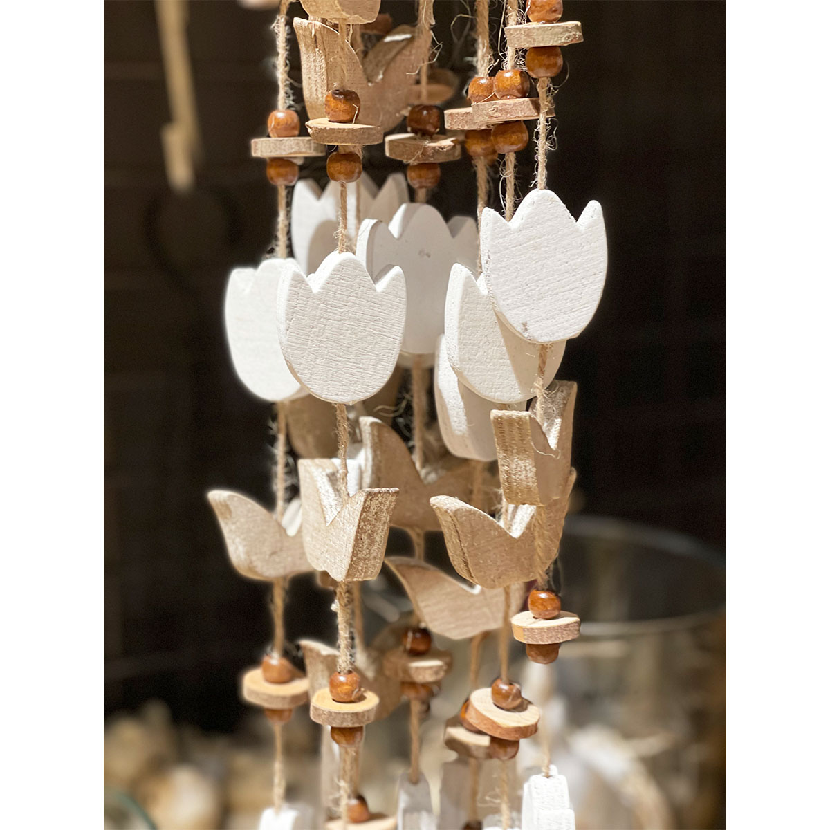 Deko Holzgirlande Frühling, Girlande aus Holz mit 4 Tulpen, weiß-grau, 95cm